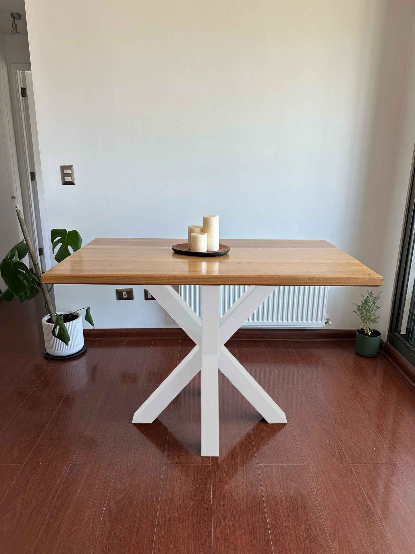 Mesa de comedor de madera con patas x, estilo nordico