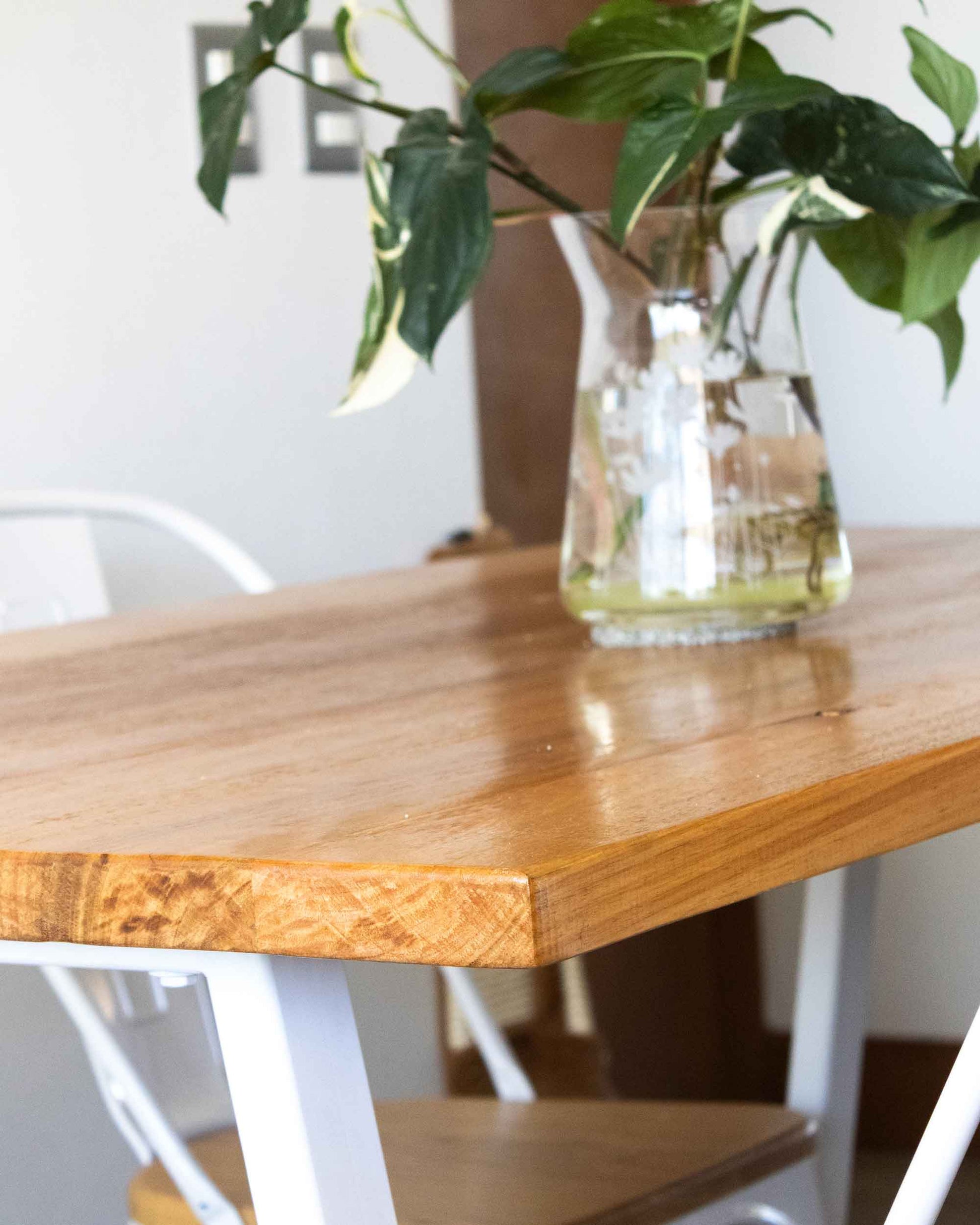 detalle borde mesa de comedor de madera