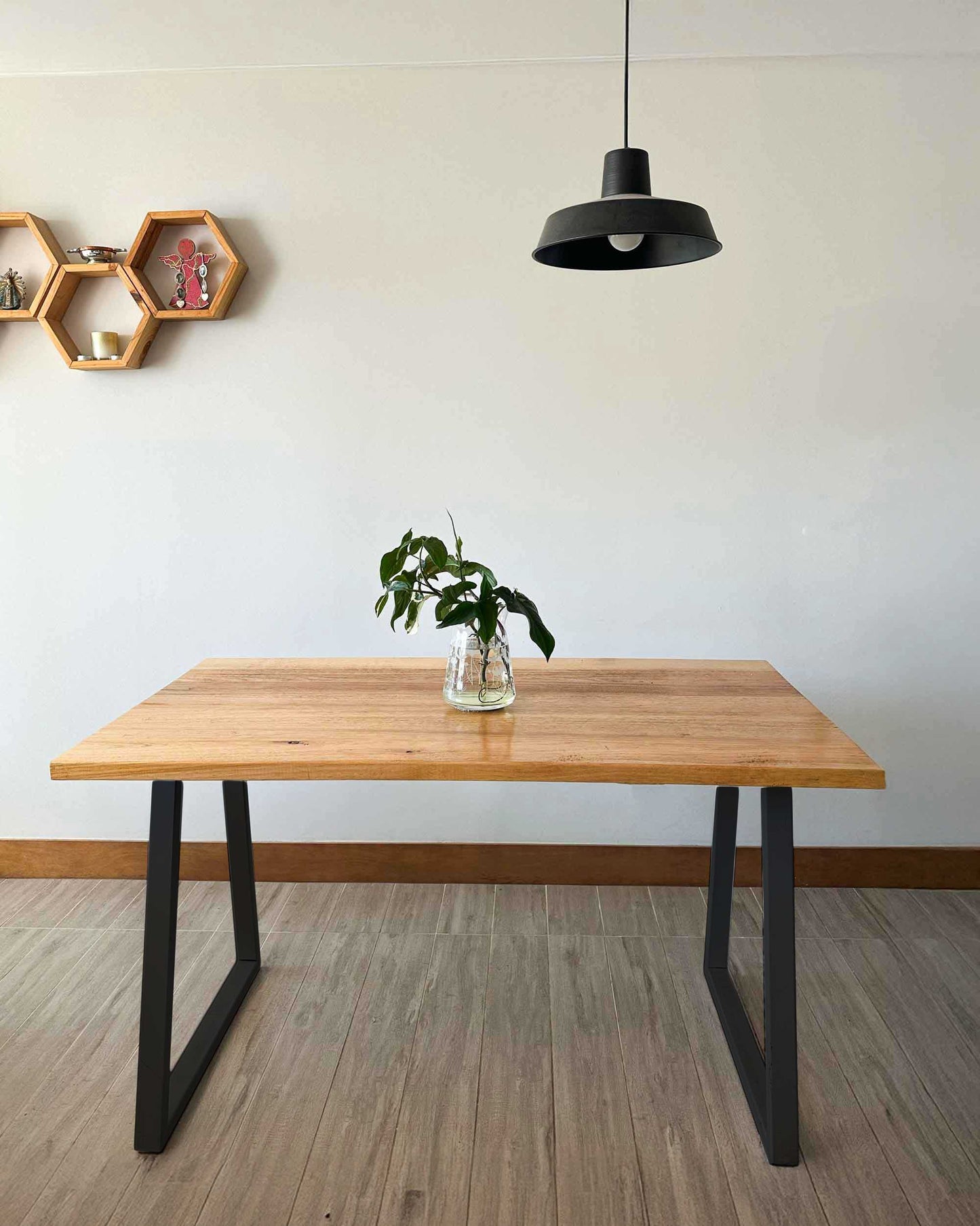 Mesa de comedor cubierta de madera, estilo industrial