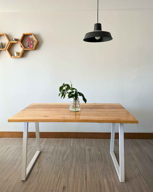 Mesa de comedor cubierta de madera, estilo nordico