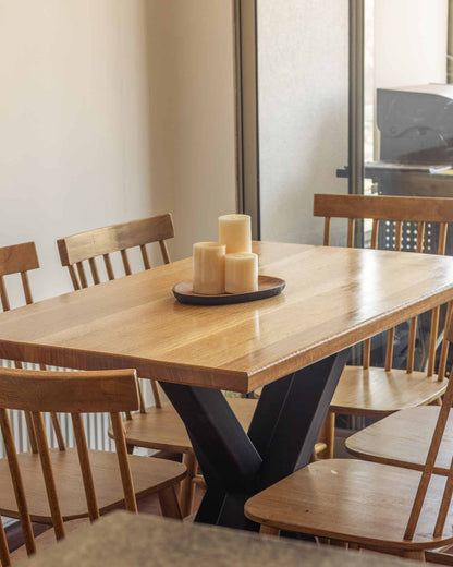 detalle mesa de comedor de madera estilo industrial