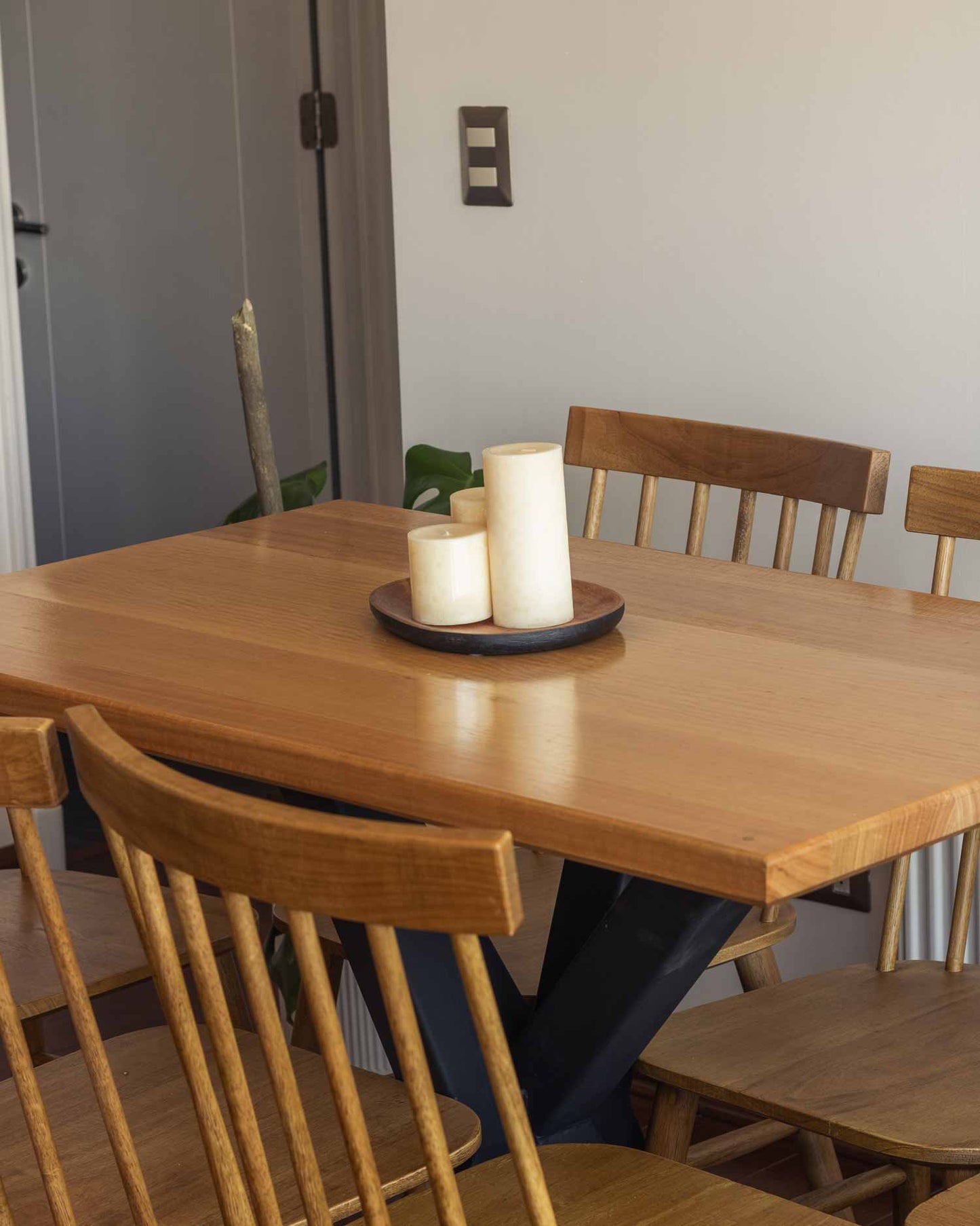 detalle mesa de comedor de madera con velas en centro
