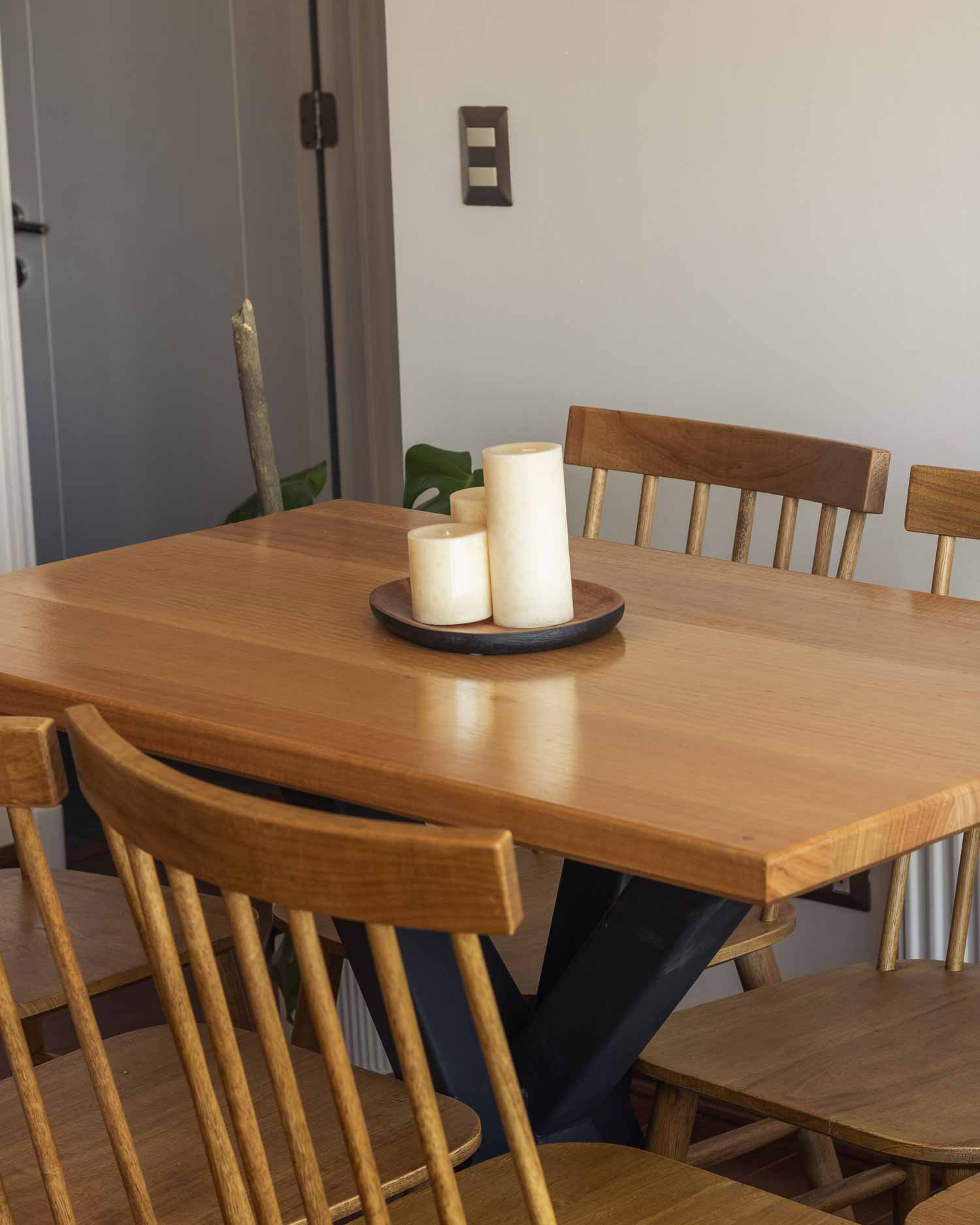 detalle mesa de comedor de madera con velas en centro