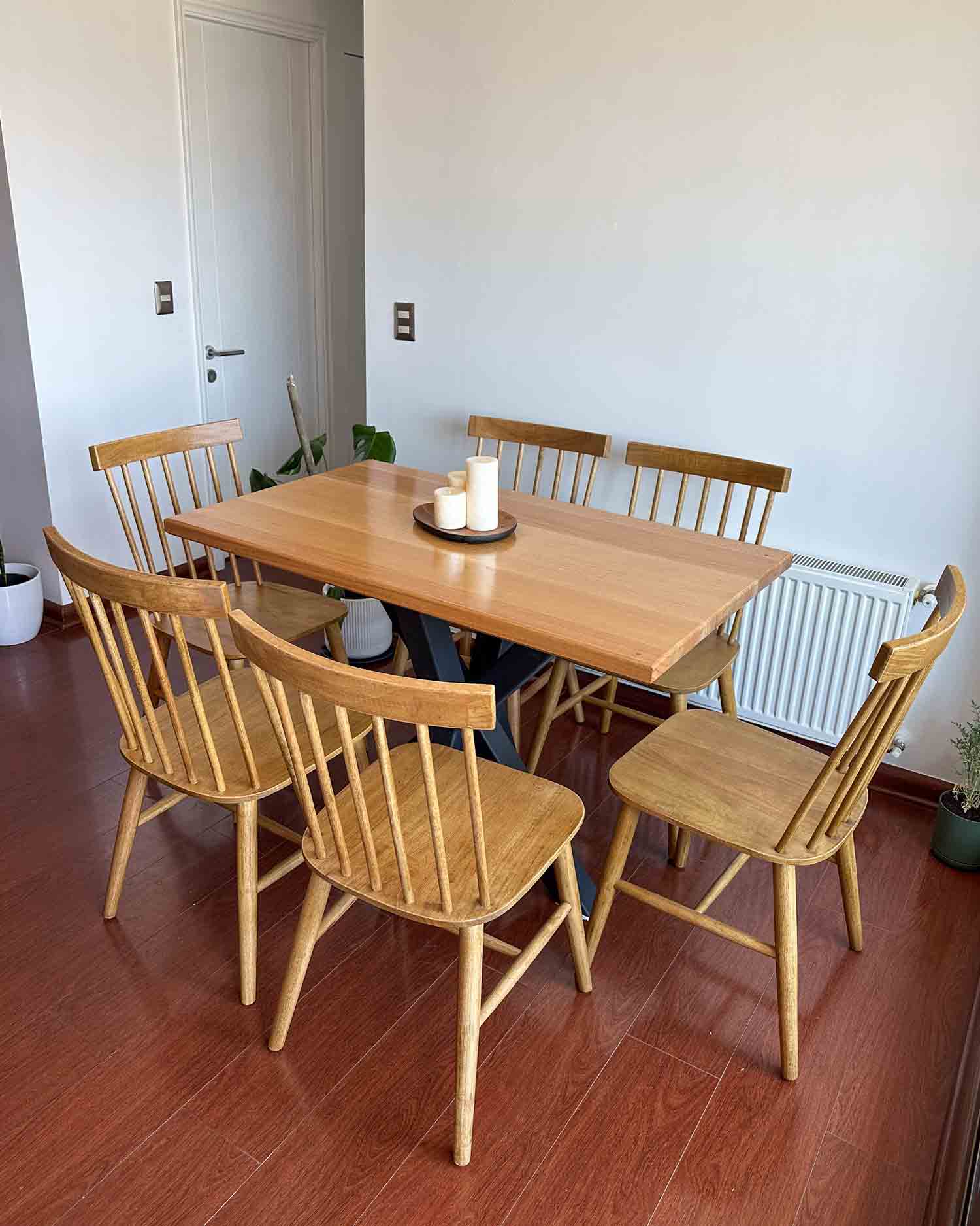 Mesa de comedor de madera con sillas, estilo industrial