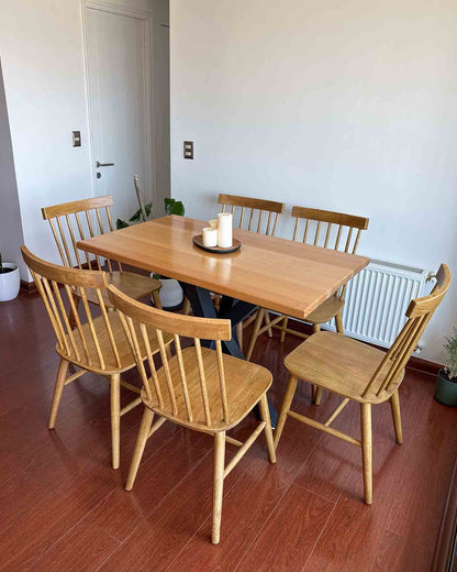 Mesa de comedor de madera con sillas, estilo industrial