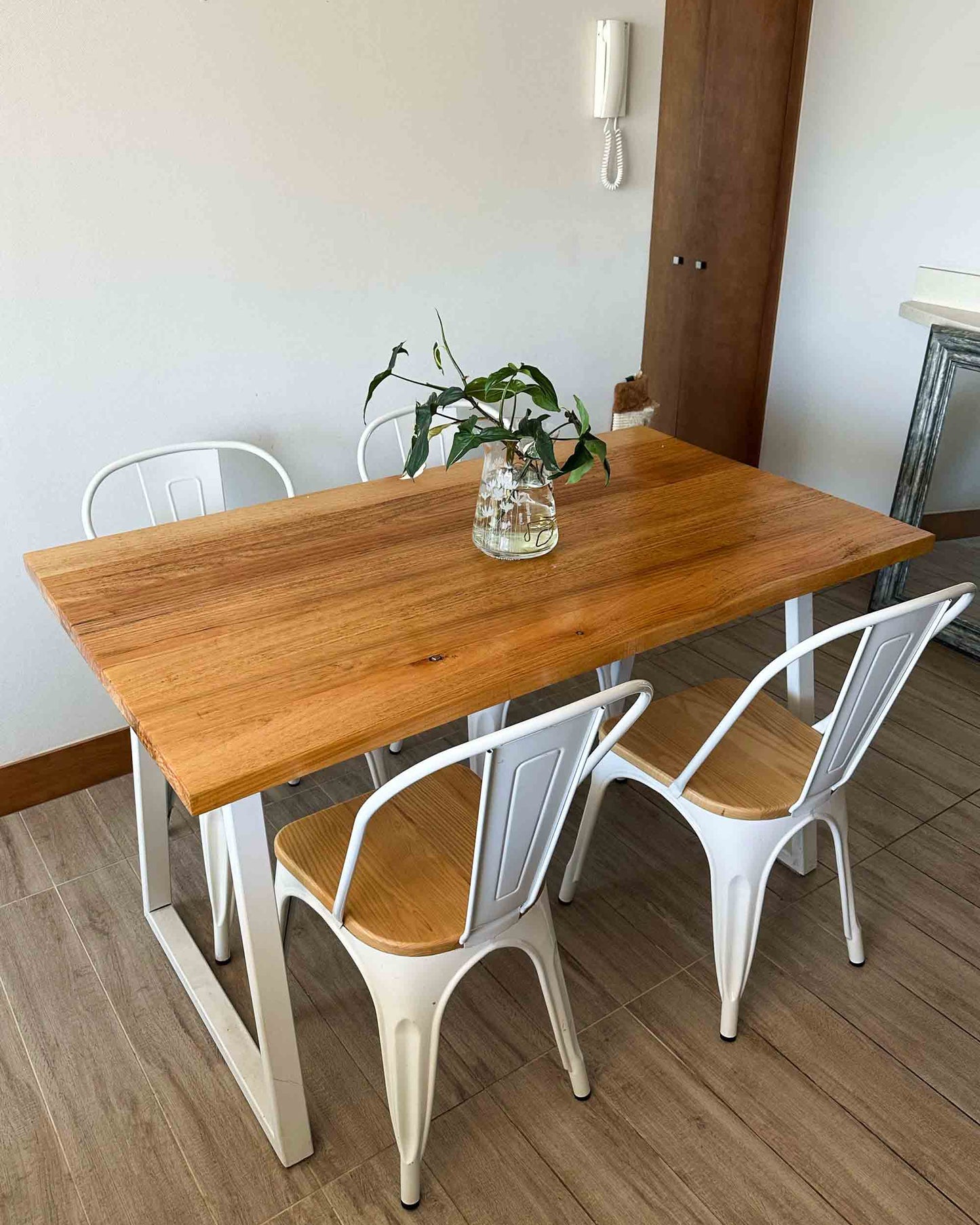 Mesa de comedor cubierta de madera, estilo nordico con sillas