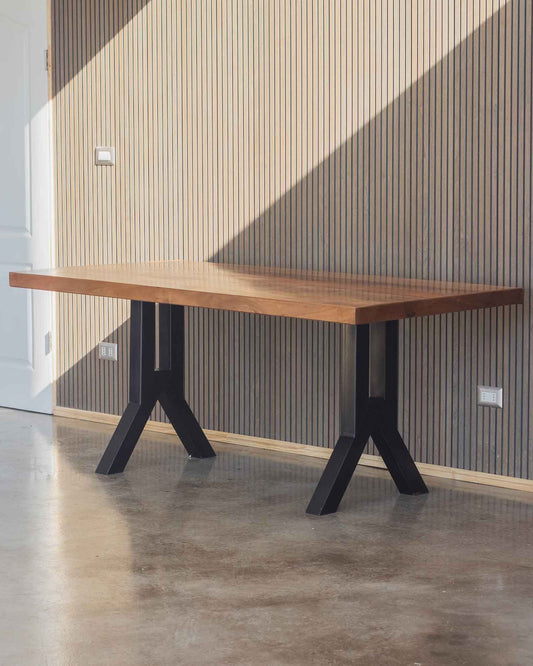 Mesa comedor estructura Y Roble
