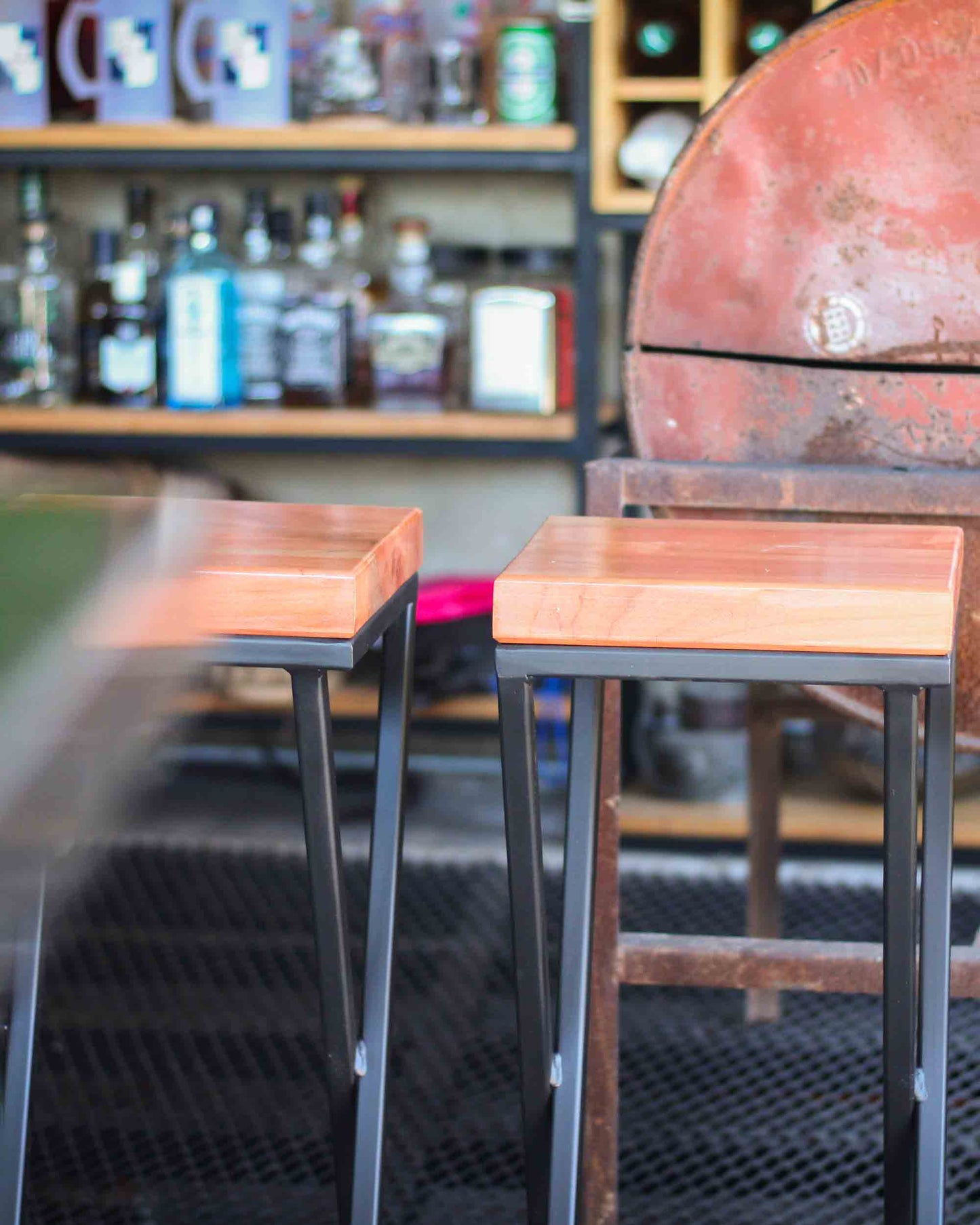 Piso Alto con Patas de Metal y Asiento de Madera