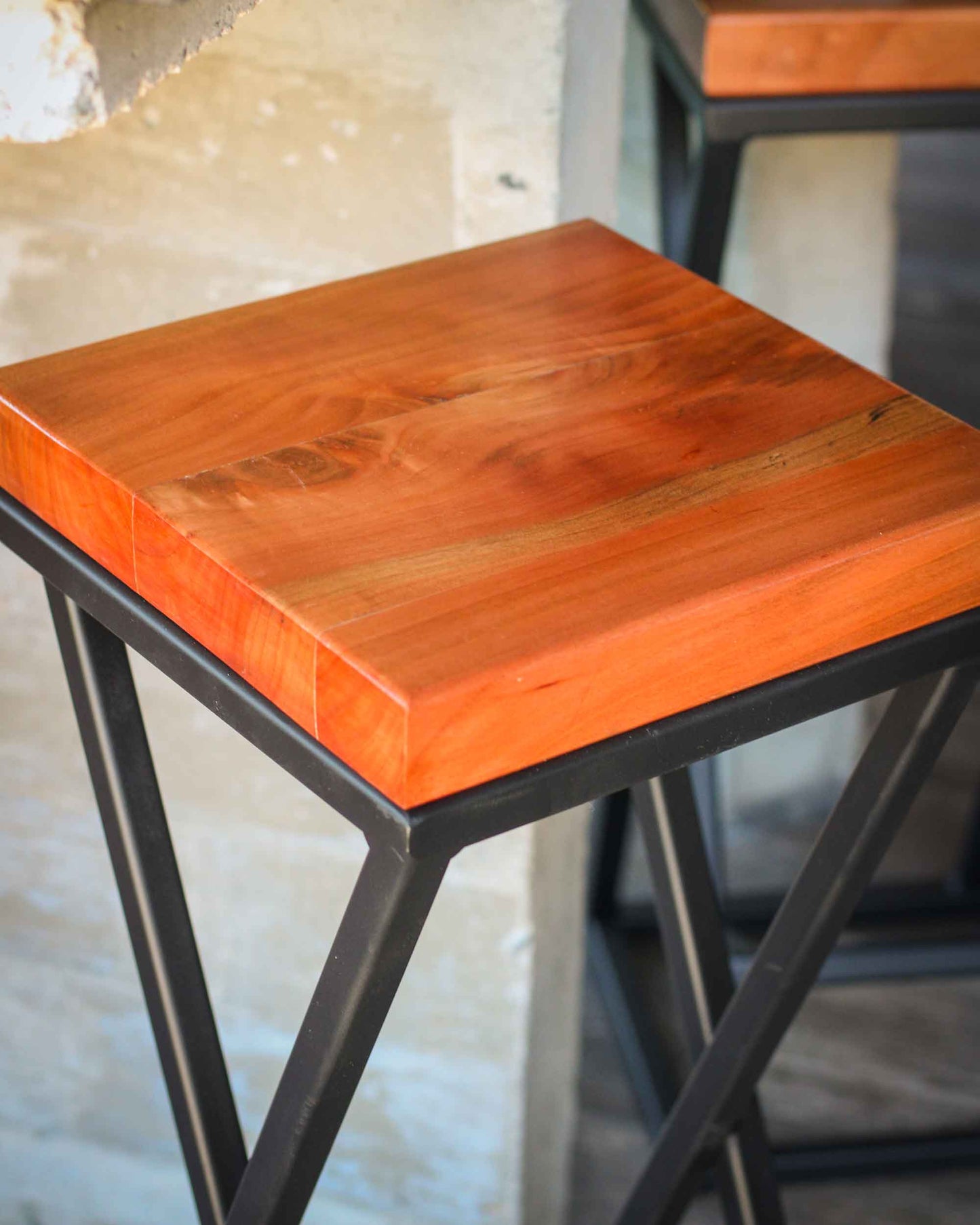 Piso Alto con Patas de Metal y Asiento de Madera