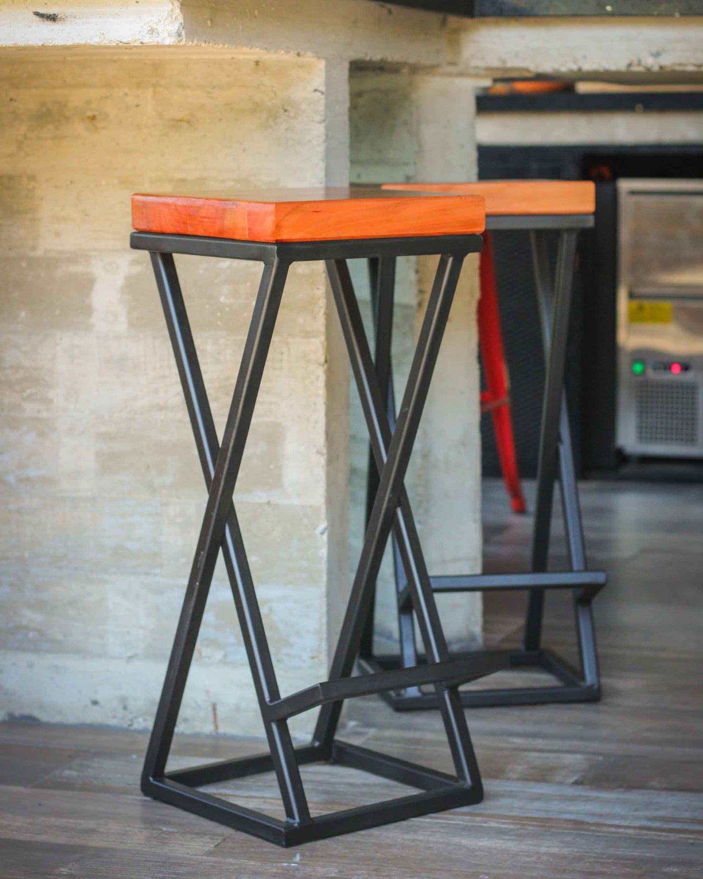 Piso Alto con Patas de Metal y Asiento de Madera