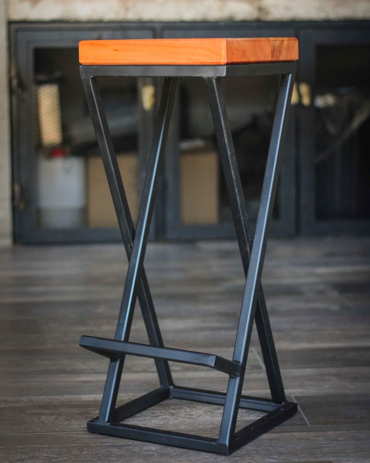 Piso Alto con Patas de Metal y Asiento de Madera
