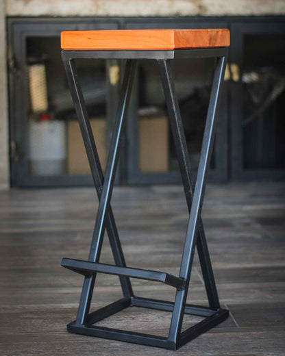 Piso Alto con Patas de Metal y Asiento de Madera