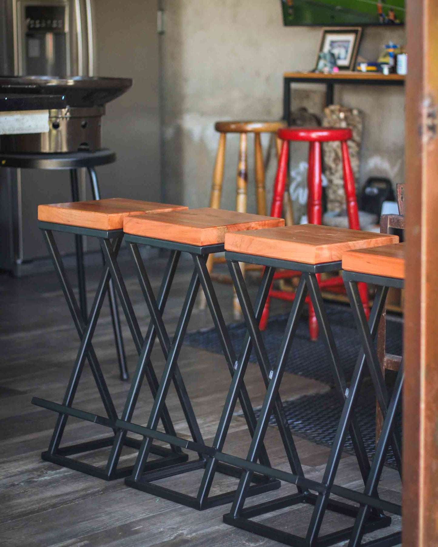 Piso Alto con Patas de Metal y Asiento de Madera